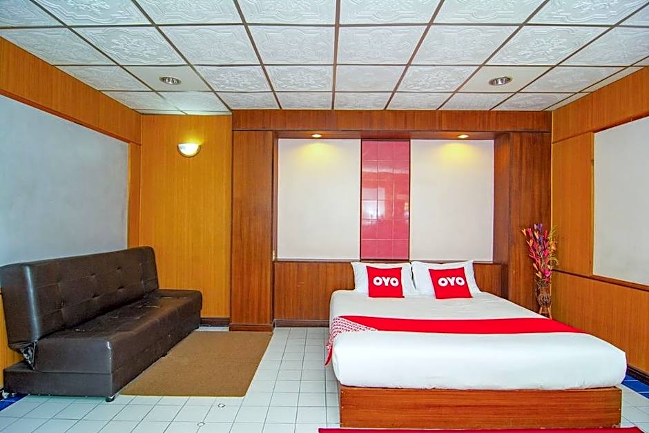 OYO 534 Phasuk Hotel