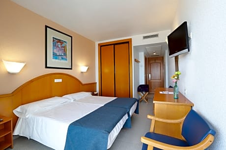 DOUBLE ROOM (2 ADULTS)