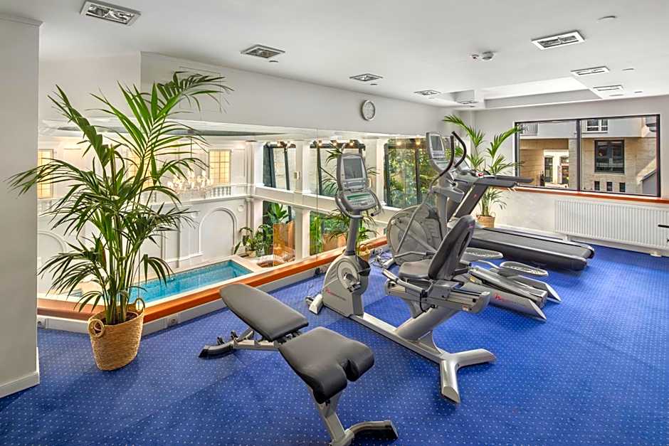 Queen'S Court Hotel & Residence