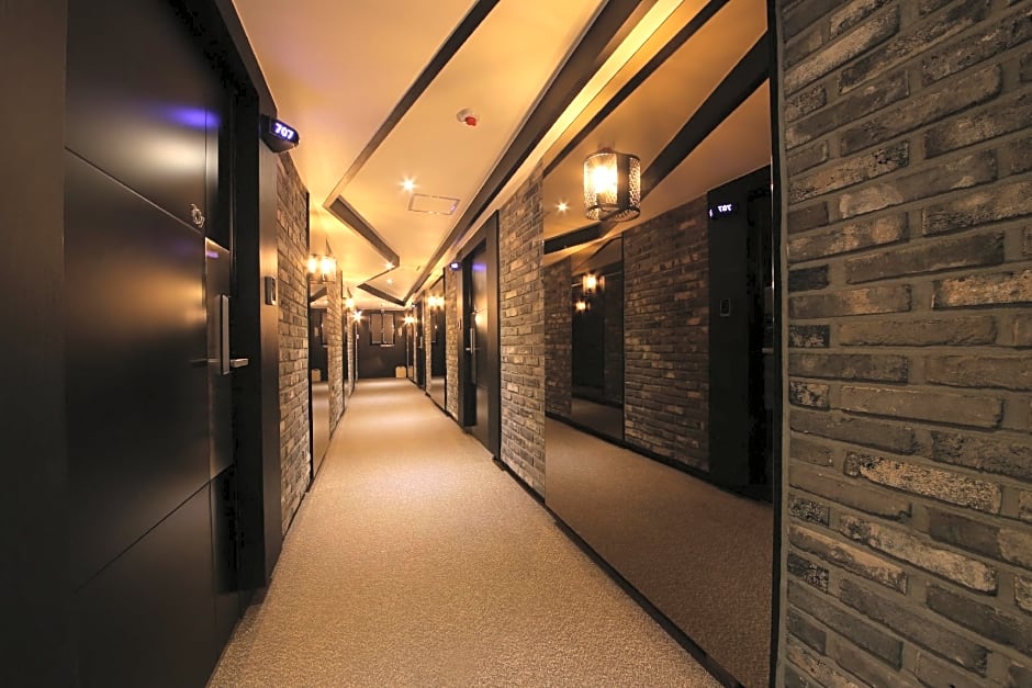 almond hotel Gupo station