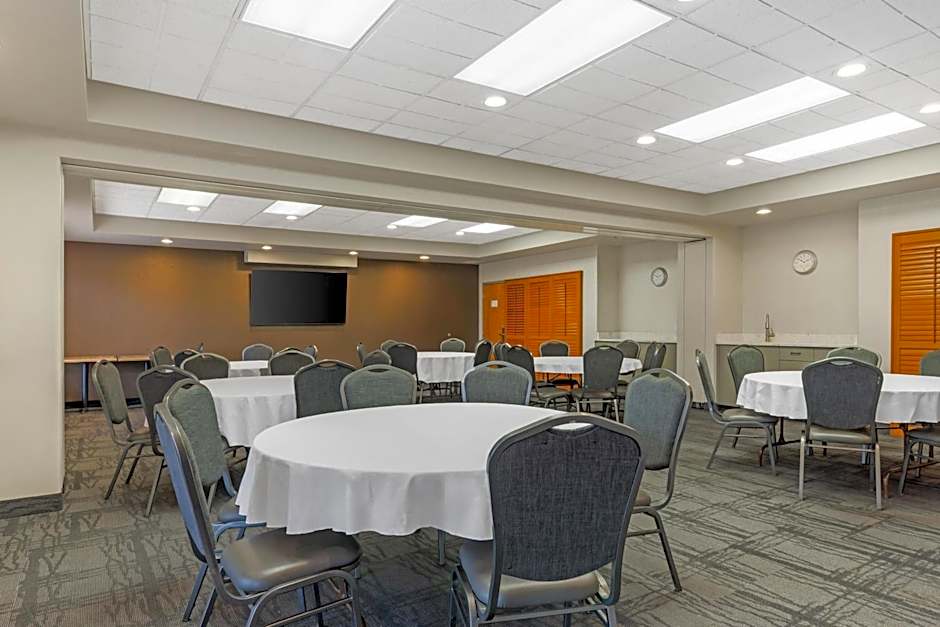 Best Western Plus Pembina Inn & Suites