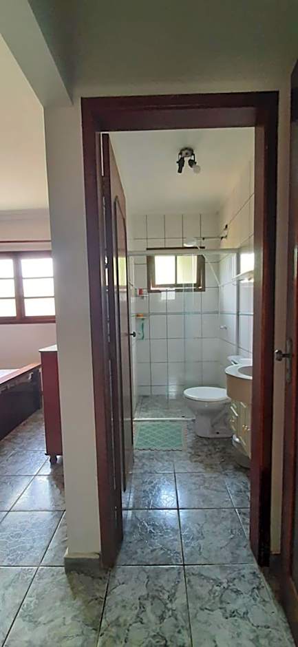 Caso em condomínio com lago, serra, campo e mar