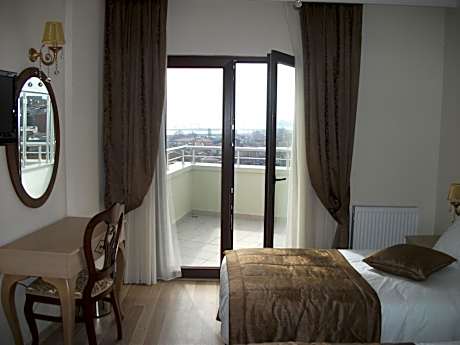 Double or Twin Room with Sea View - With Balcony