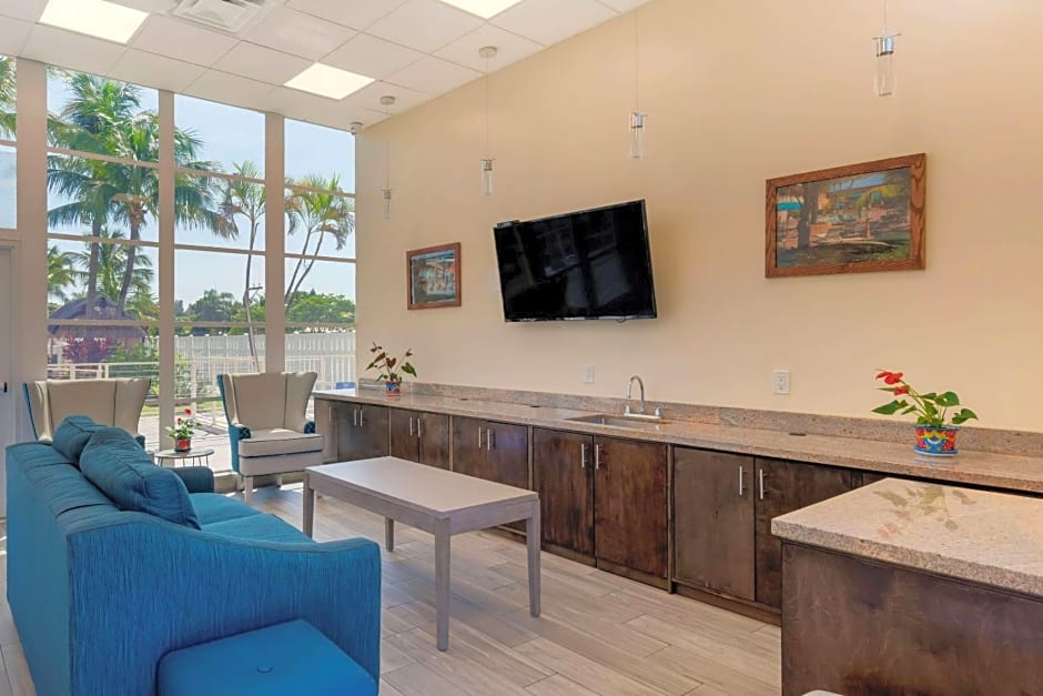 Downtown Hollywood Gardens Inn & Suites