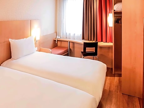 Standard Room With Twin Beds