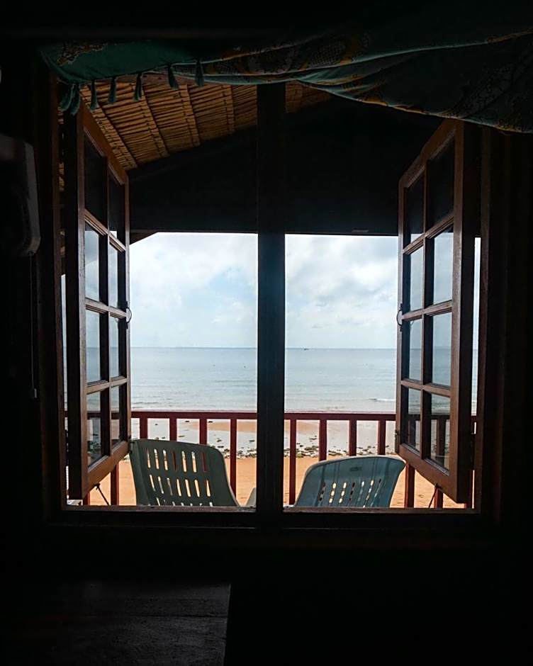 Beachfront Hut Upstairs Astra - Beach Shack Chalet