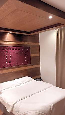 One-Bedroom Deluxe Apartment