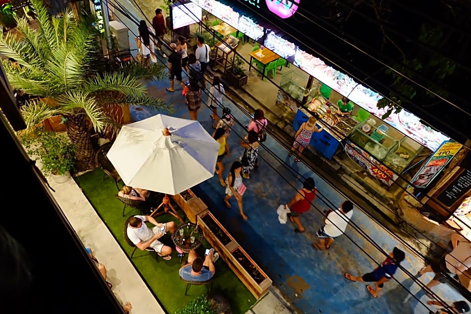Lipe - Bloom Cafe and Hostel
