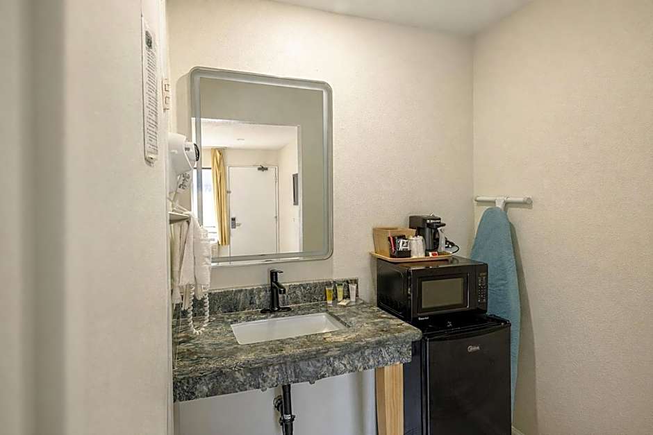 Super 8 by Wyndham Barstow