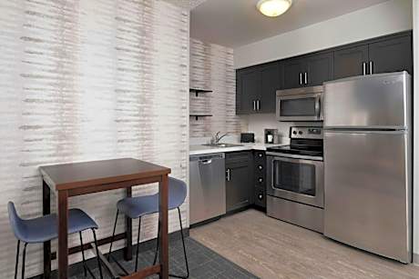 King Studio with Sofa Bed and Adapted Tub - Mobility and Hearing Accessible