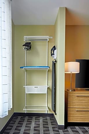 Studio with Two Queen Beds end unit