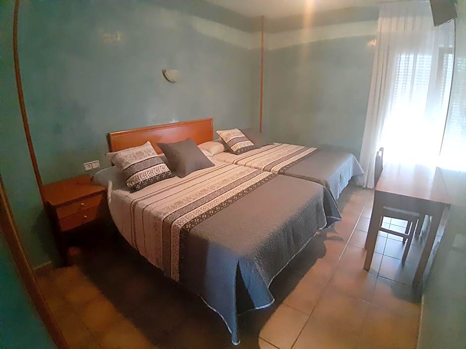 Hotel Los Leones, el más cercano a Warner