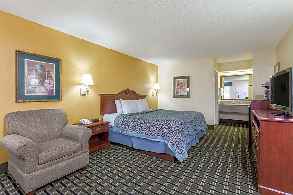 Days Inn & Suites by Wyndham Warner Robins Near Robins AFB