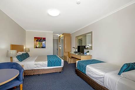 Deluxe King & Single Room