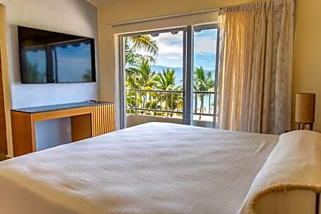 Deluxe Double Room with Side Sea View