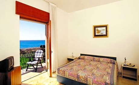 Double or Twin Room with Sea View