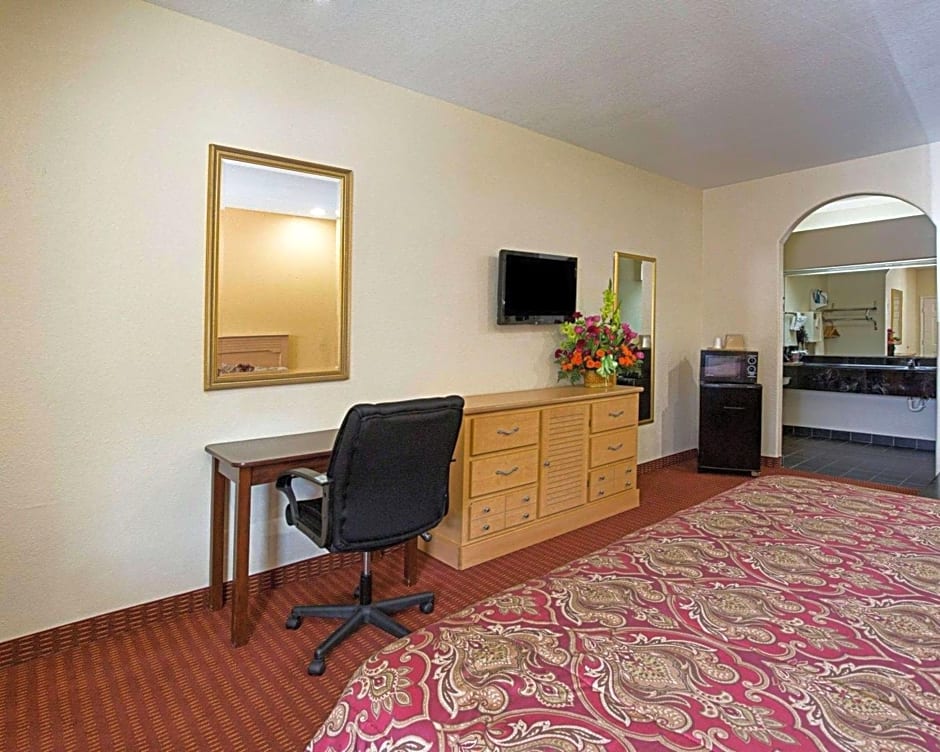 Scottish Inn & Suites IAH West