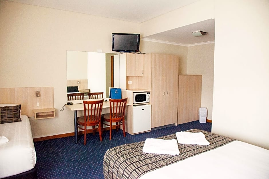 Photo 1 of 5 of Family 1 Queen Bed and 2 Twin Beds