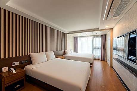 Deluxe Family Room