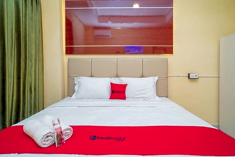 RedDoorz Plus Syariah near Pasar Turi