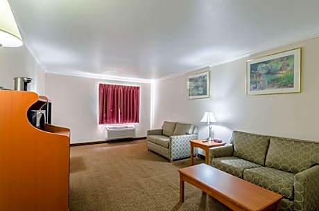 2 Queen Beds, Suite, Nonsmoking, Upgrade