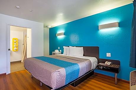 1 King Bed | Non-Smoking, Micfridge