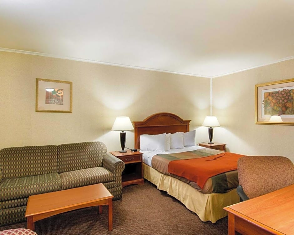Econo Lodge Inn & Suites
