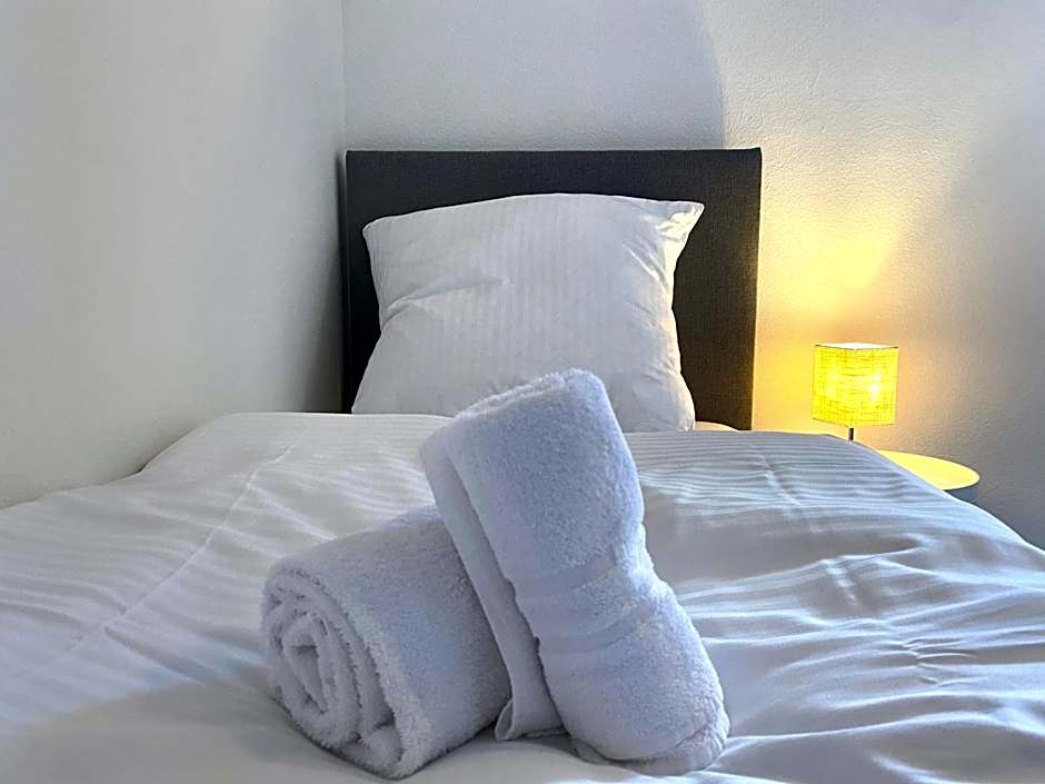 Gemütliche Unterkünfte für längeren Aufenthalt und Monteure inkl Balkon, Waschmaschine, WiFi, Küche und Parkplatz