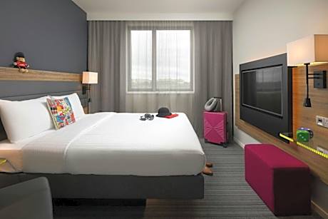 Moxy Queen Room