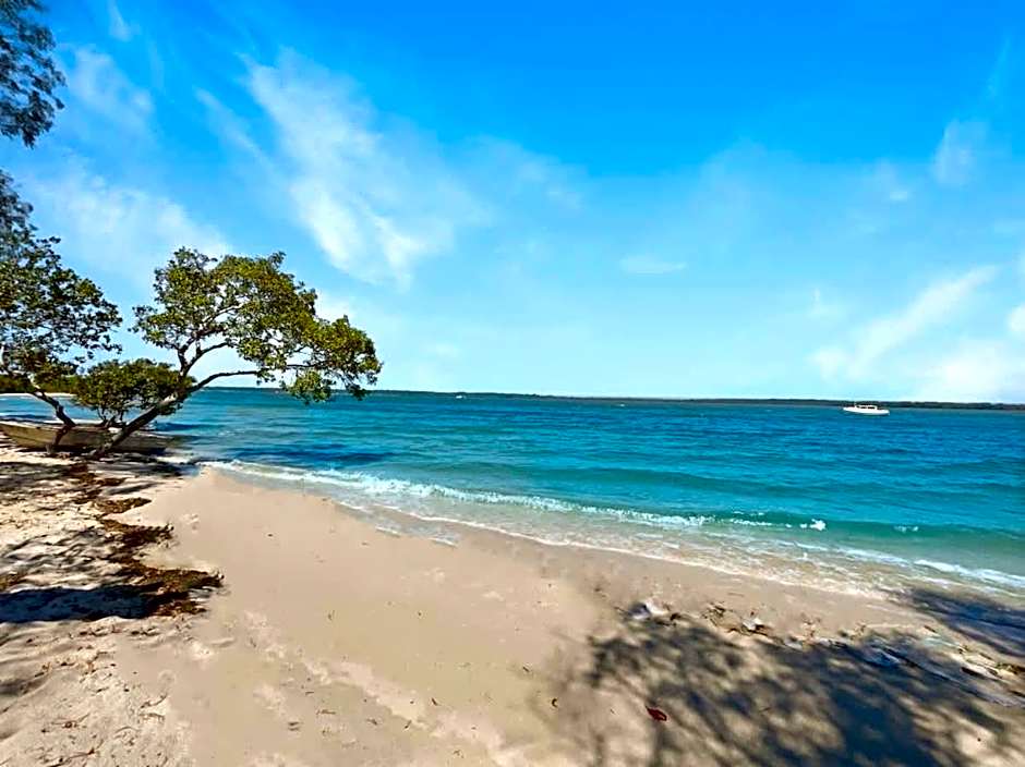 Spacious Holiday Unit on Canal at Banksia Beach