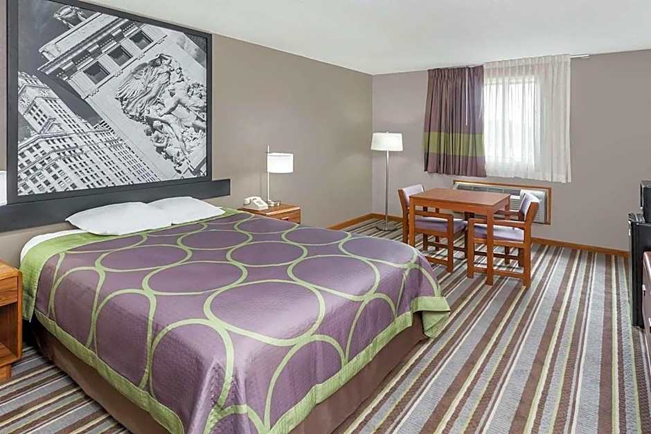 Super 8 by Wyndham Gilman