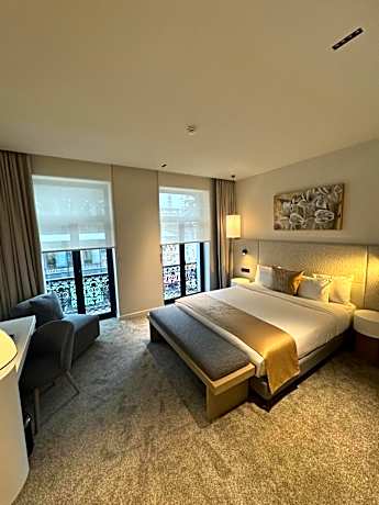 King Room with Roll-In Shower - Disability Access