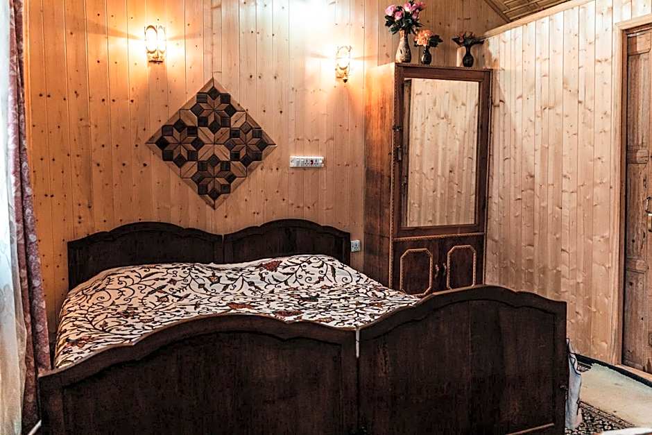 Golden Hopes Group of Houseboats