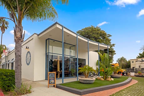 ITH Santa Barbara Beach Hostel