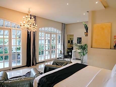 Casa Artista Pool View Suite