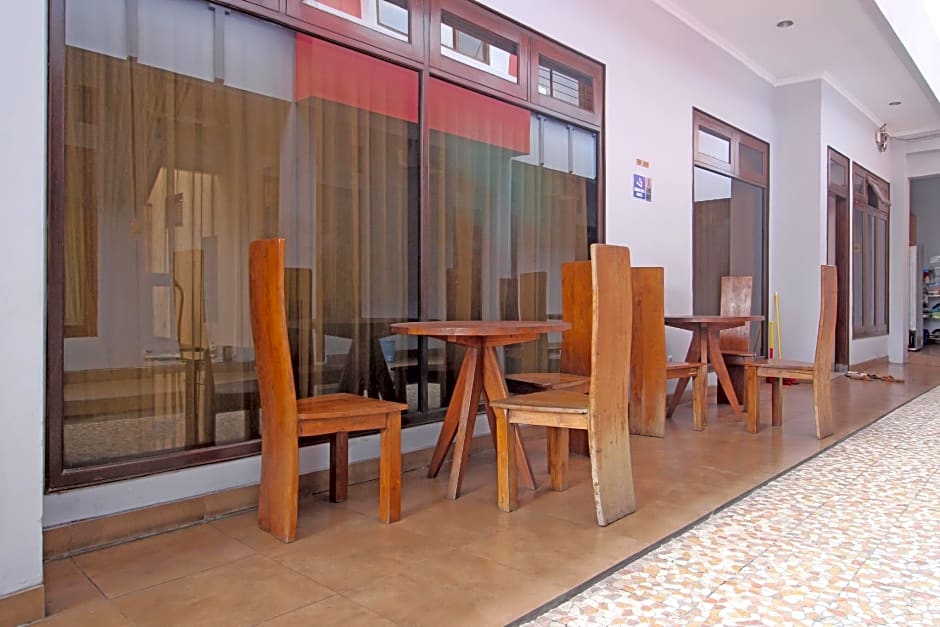 RedDoorz near Hartono Mall 3