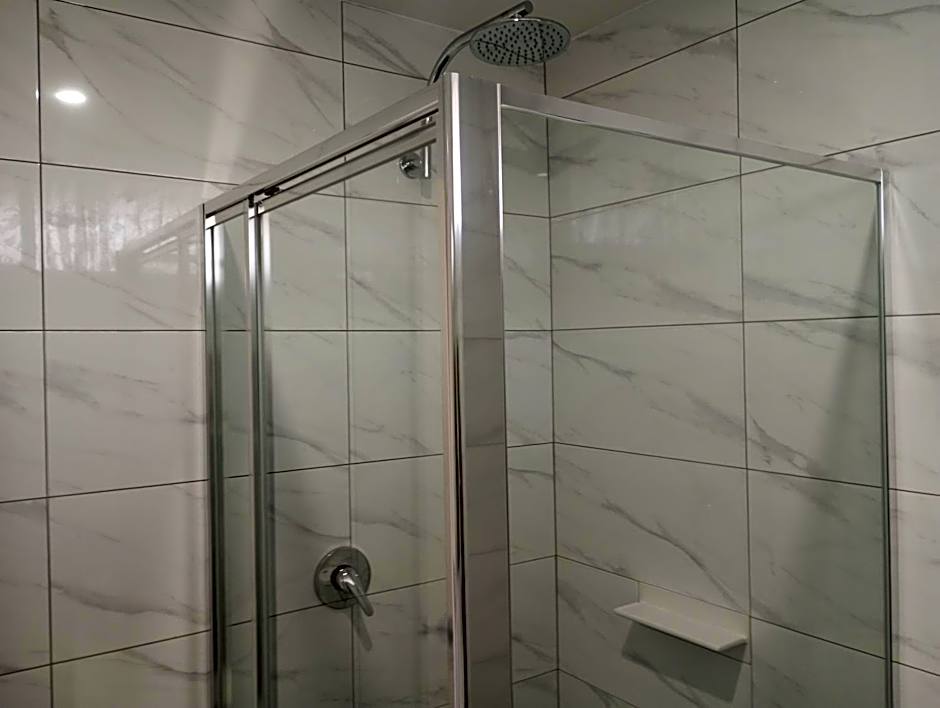 Big Valley Lakeside Paradise Motor Inn