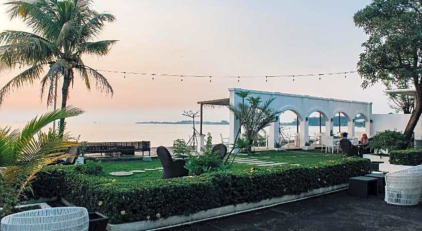 Seaside Villa & Muse Beach Resto