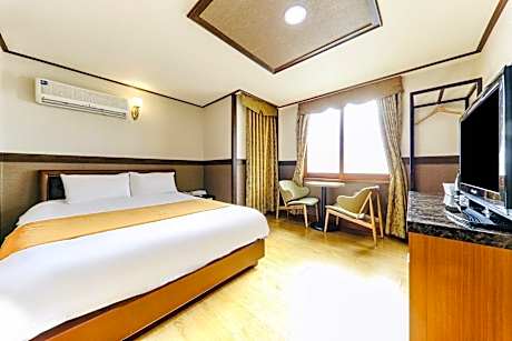 Standard Double Room with Window