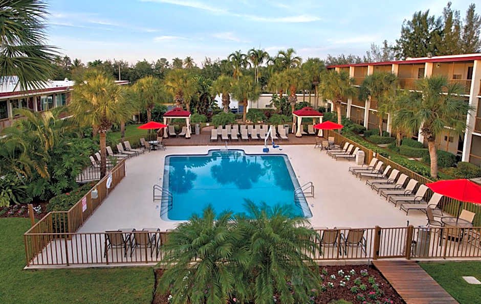 Red Roof PLUS+ & Suites Naples Downtown-5th Ave S