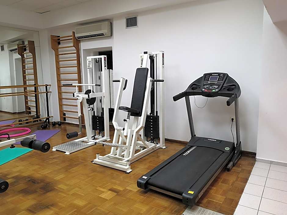 Elmi Beach Hotel & Suites