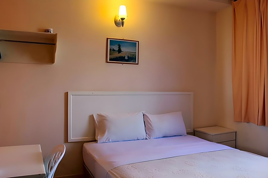 Victoria Hotel And Hostel