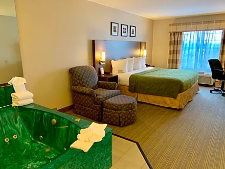 King Suite with Spa Bath - Disability Access/Non-Smoking - Non-refundable - Breakfast included in the price 