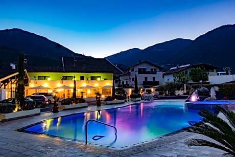 Schlosshof Charme Resort - Hotel & Camping