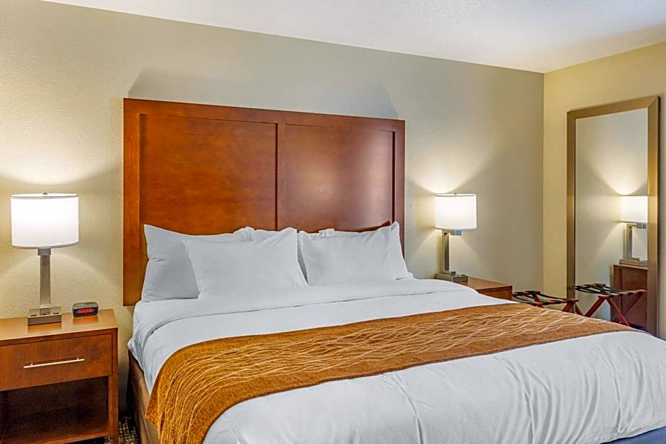 Comfort Inn DeKalb - Adjacent the University