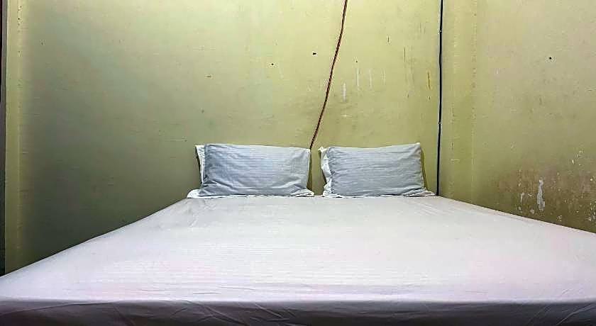 OYO 93756 Qq Kost Near Pantai Kebesaran Beach