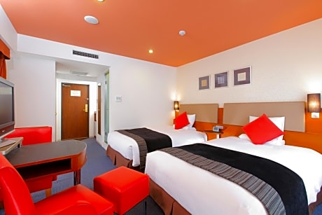 Superior Corner Twin Room with Balcony - Non-Smoking