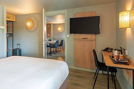 Junior Queen Suite with Sofa Bed - Non-Smoking