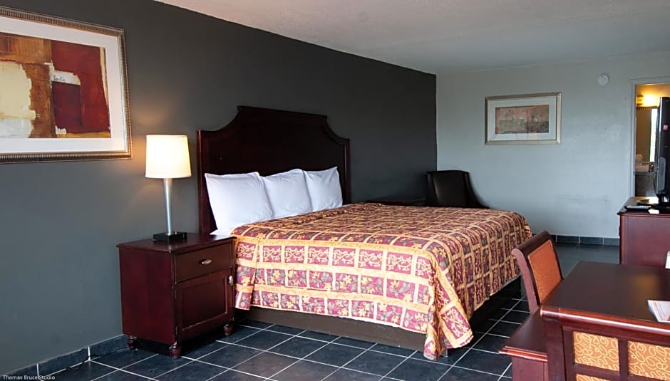 Express Inn & Suites - 5 Miles from St Petersburg Clearwater Airport