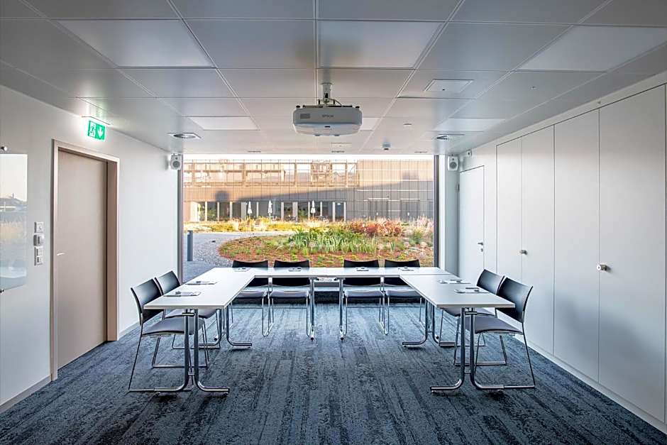 HOTEL illuster - Urban & Local